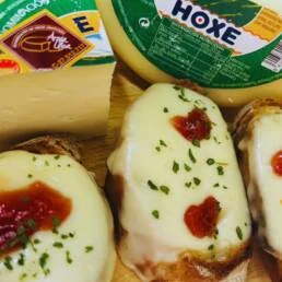 Canapés quentes de queixo Arzúa-Ulla DOP e marmelada de tomate